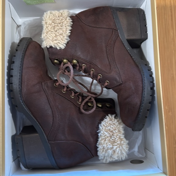 WOMEN'S LACE UP BOOTS - Picture 1 of 6